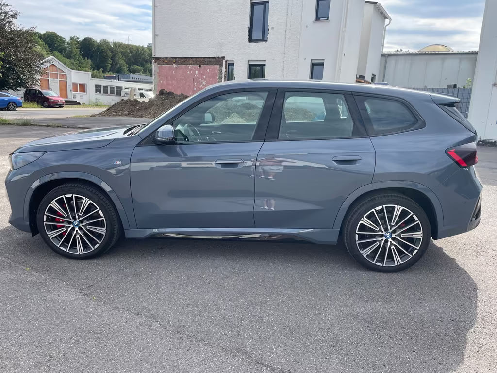 BMW iX1