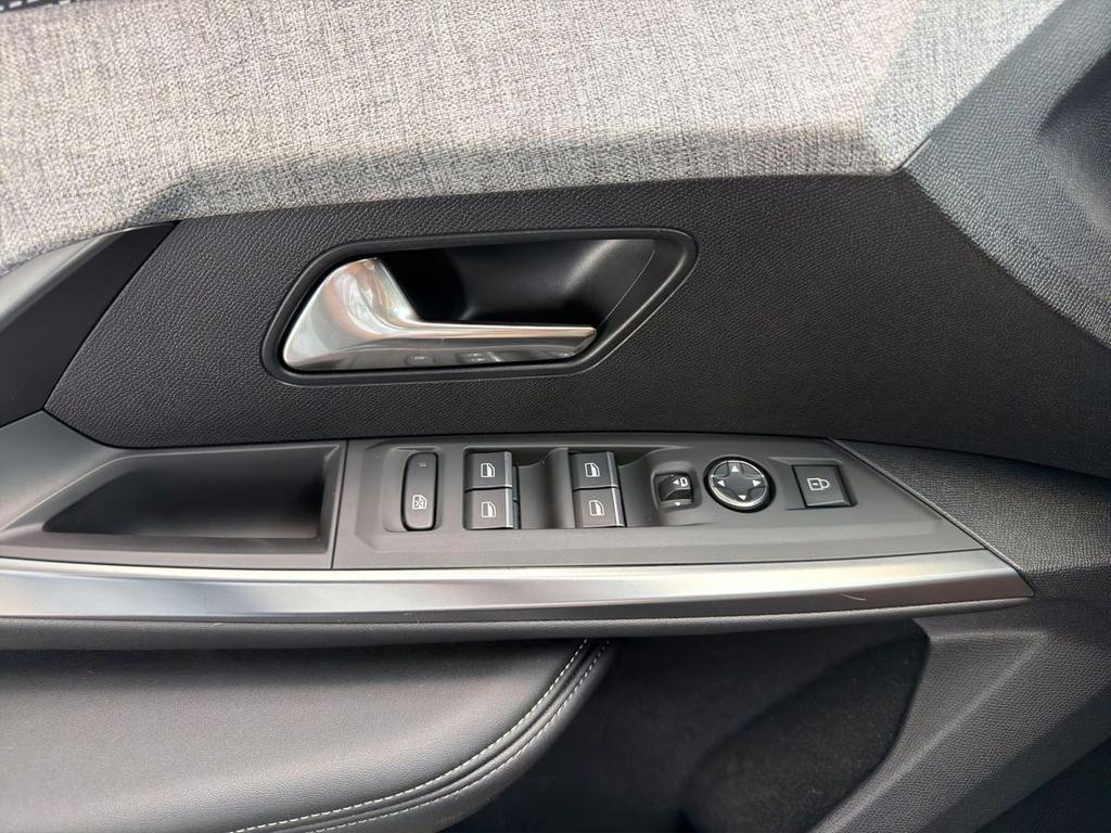 Peugeot E-3008