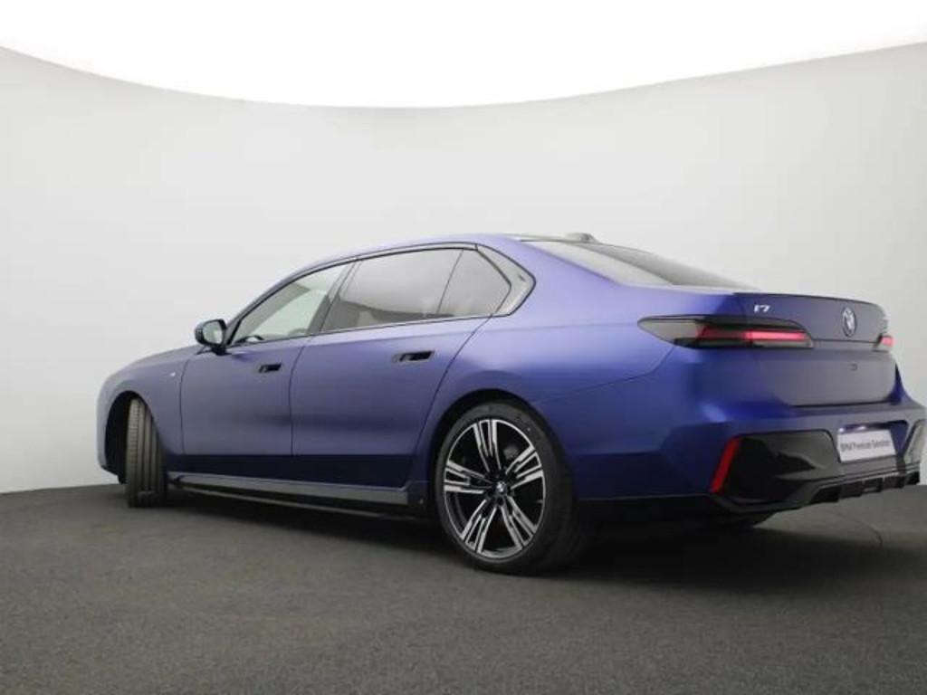 BMW i7