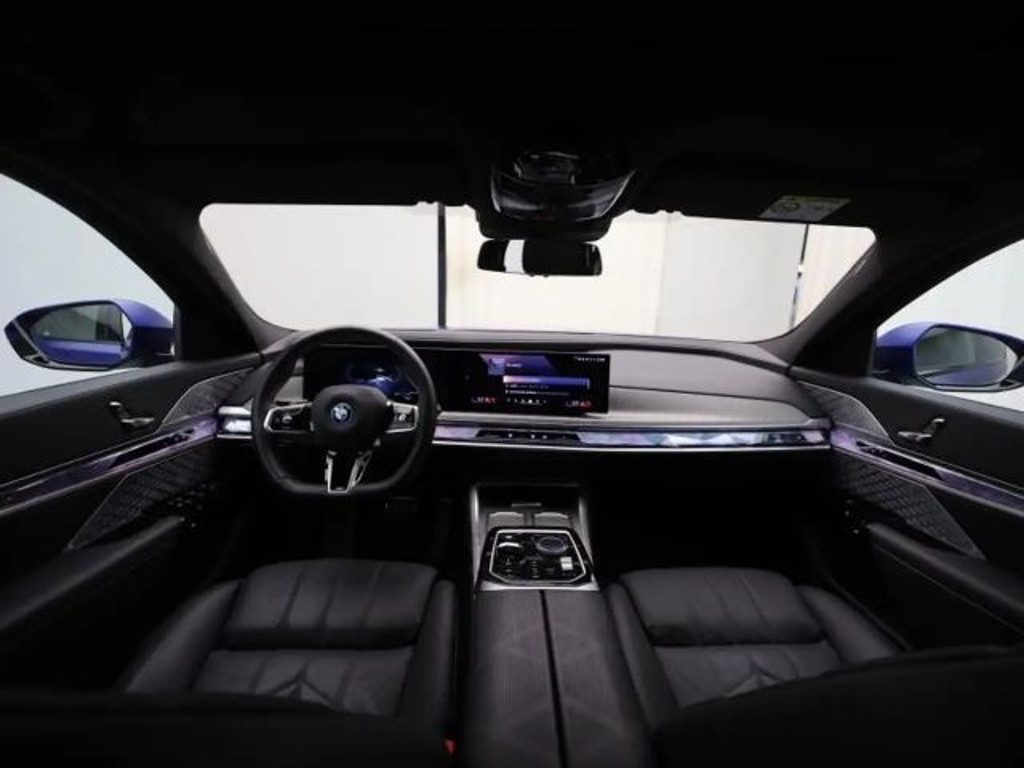 BMW i7
