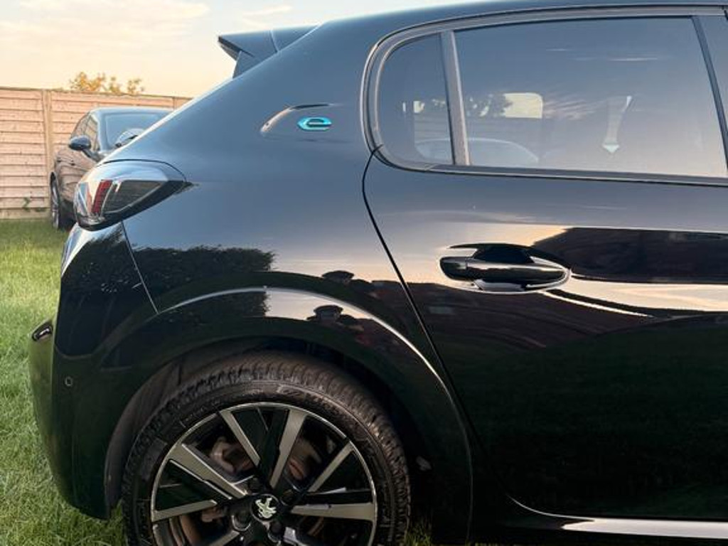 Peugeot e-208