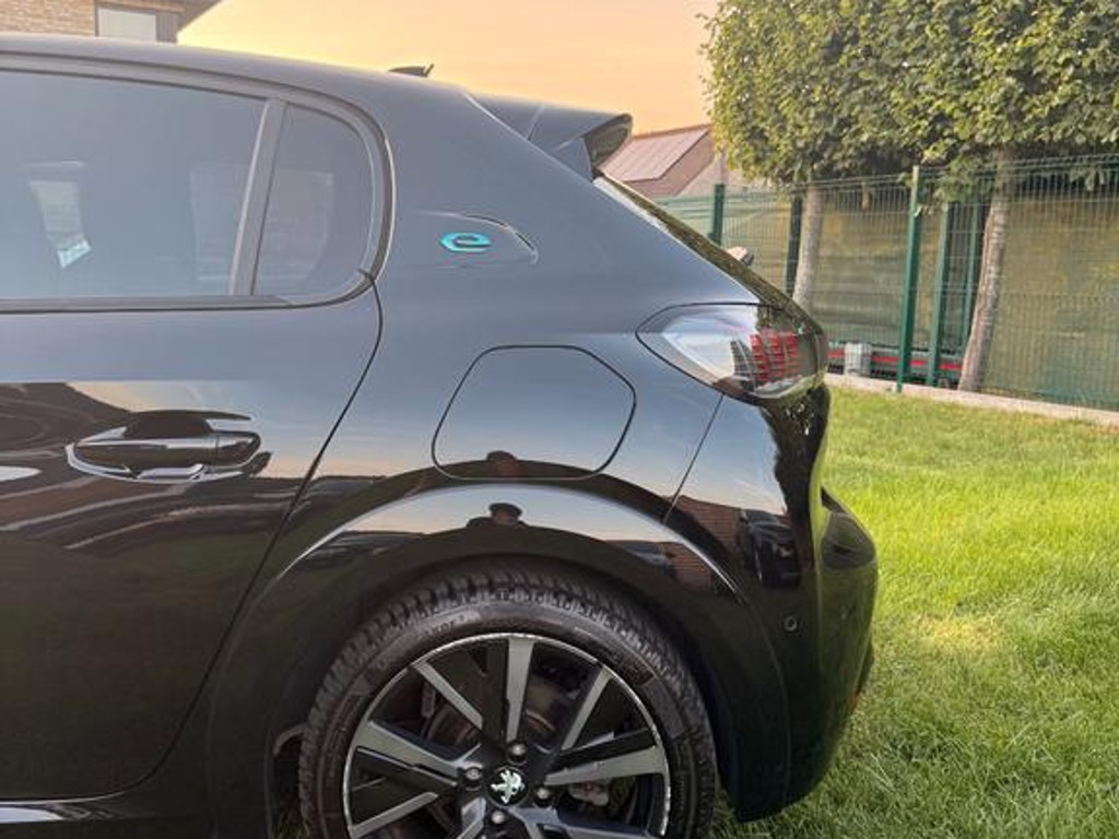 Peugeot e-208