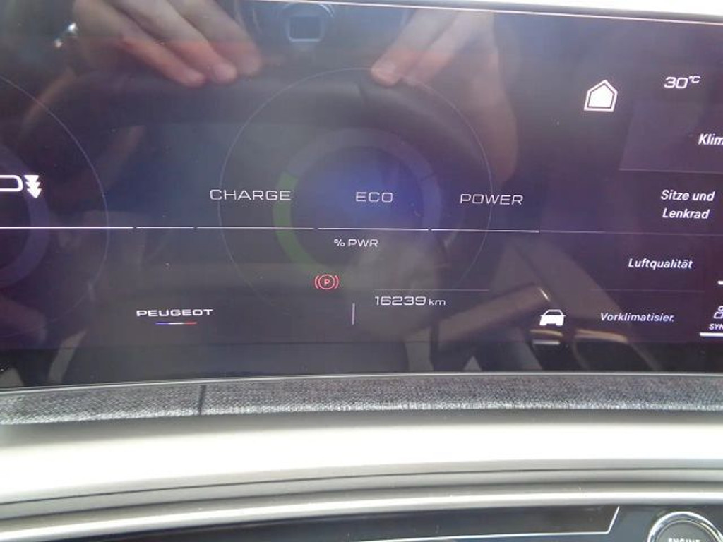 Peugeot E-3008