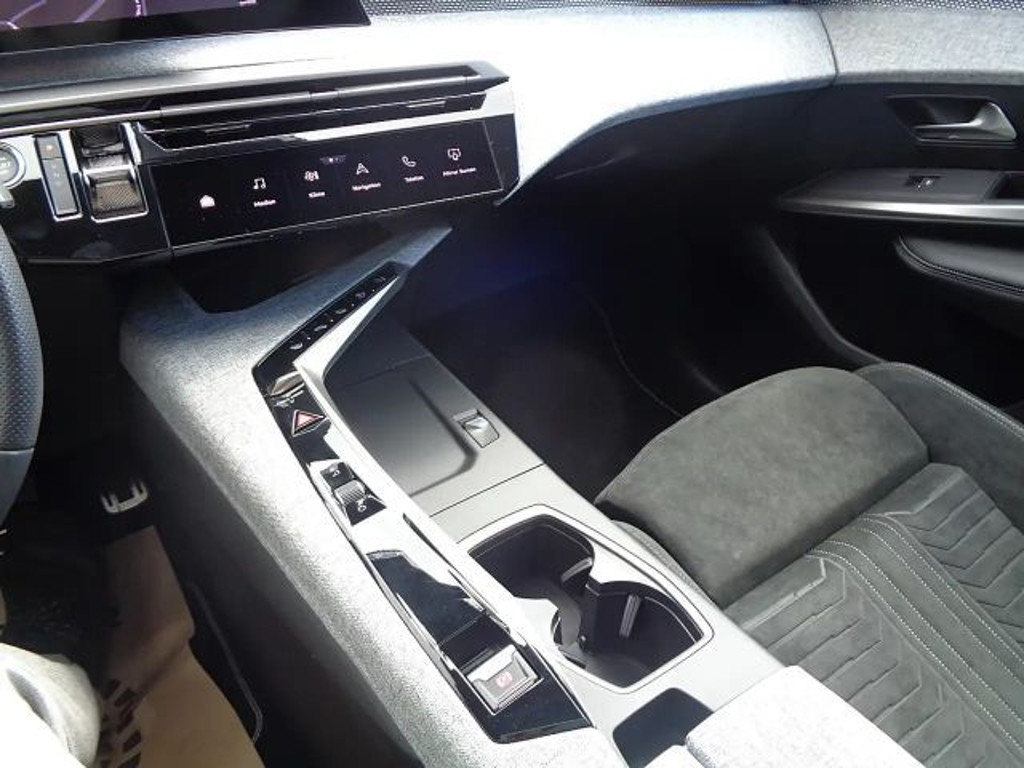 Peugeot E-3008