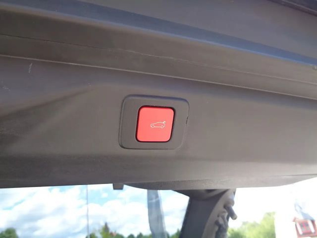 Peugeot E-3008