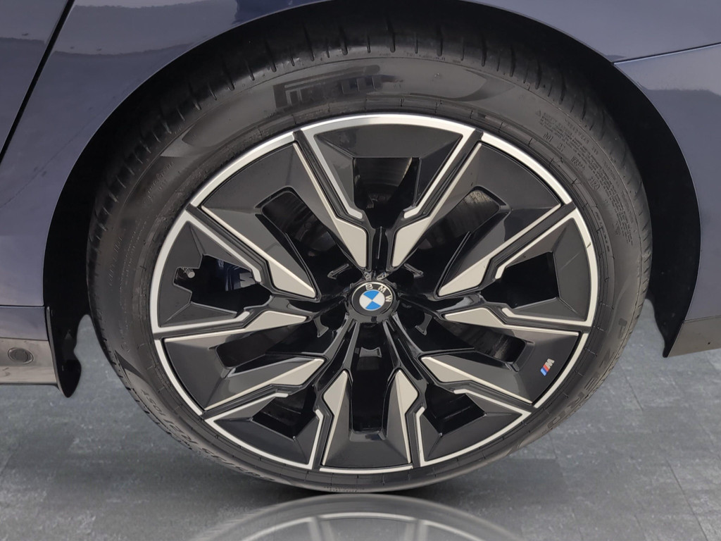 BMW M760