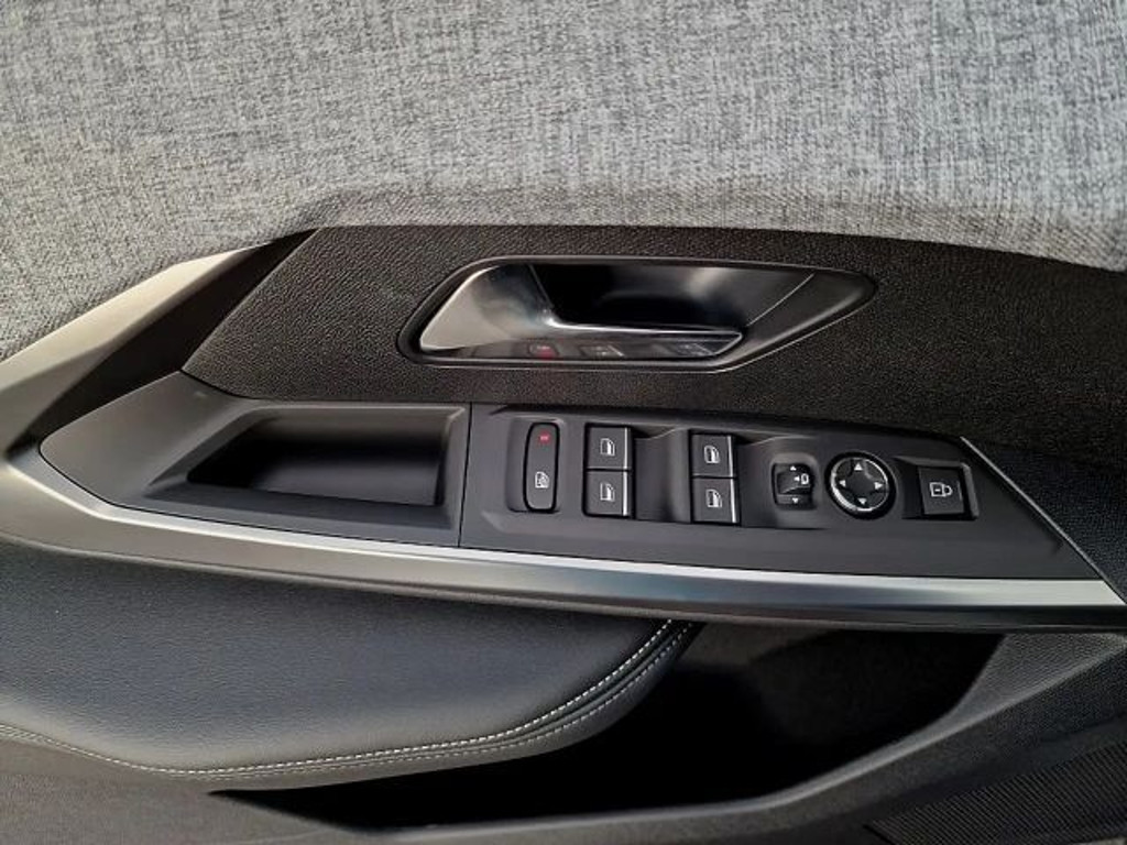Peugeot E-5008