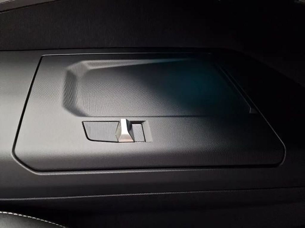 Peugeot E-5008