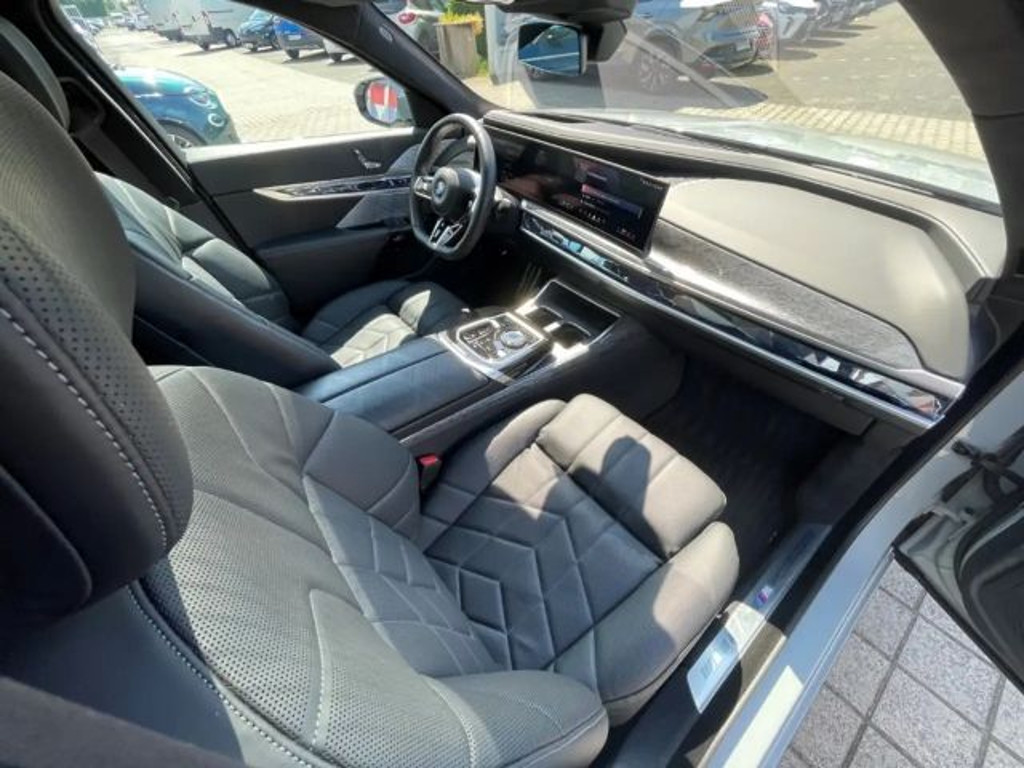BMW i7