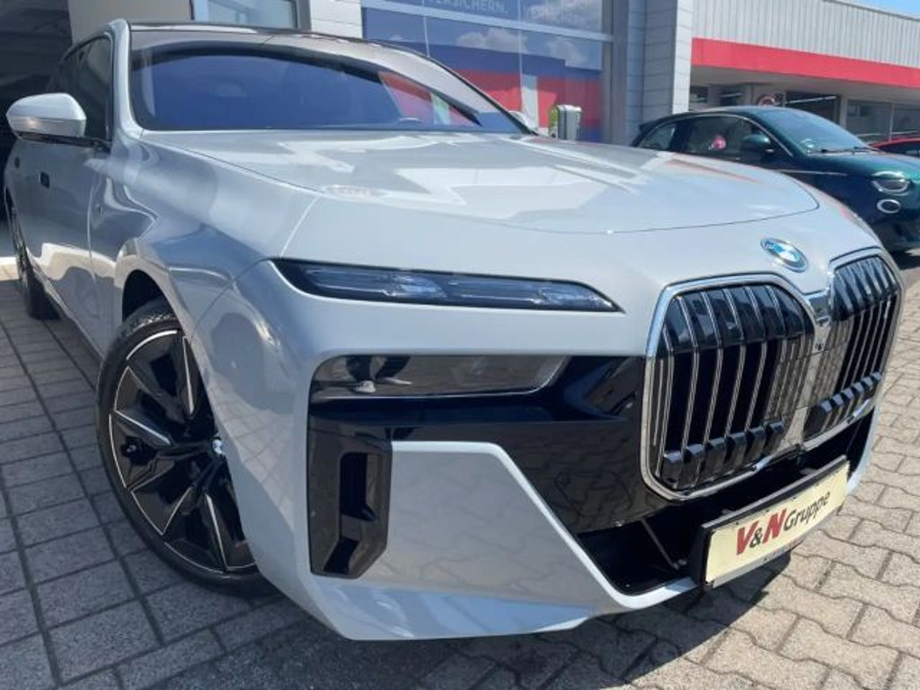BMW i7