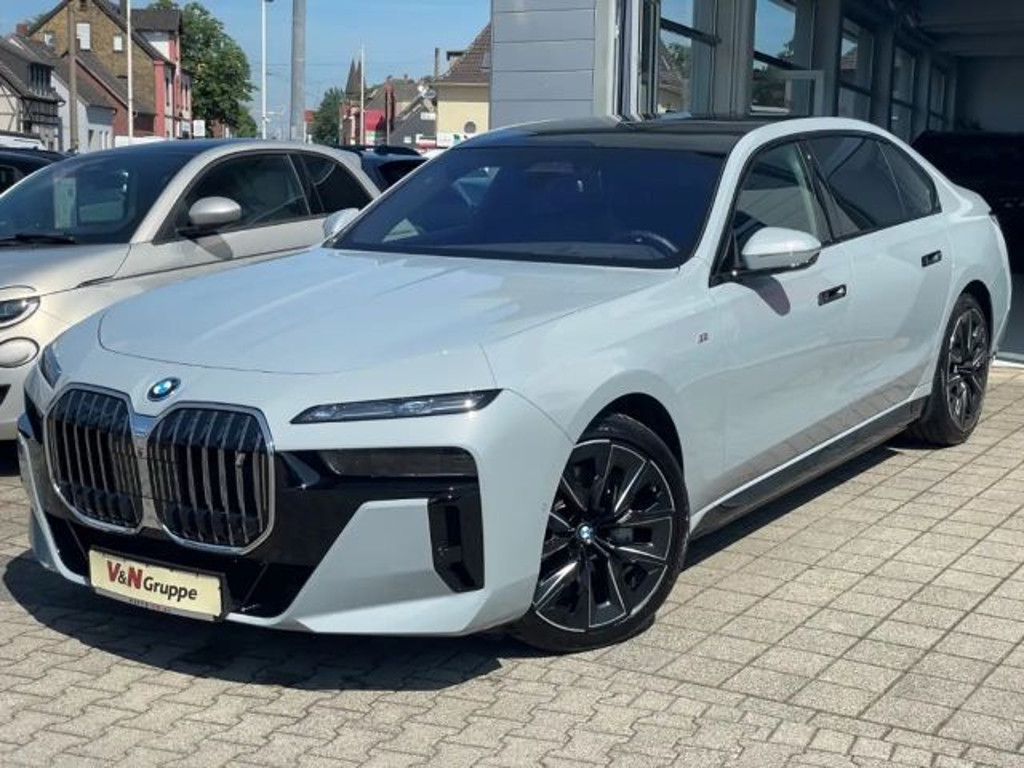 BMW i7