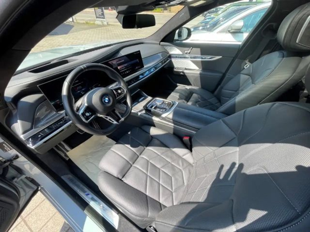 BMW i7