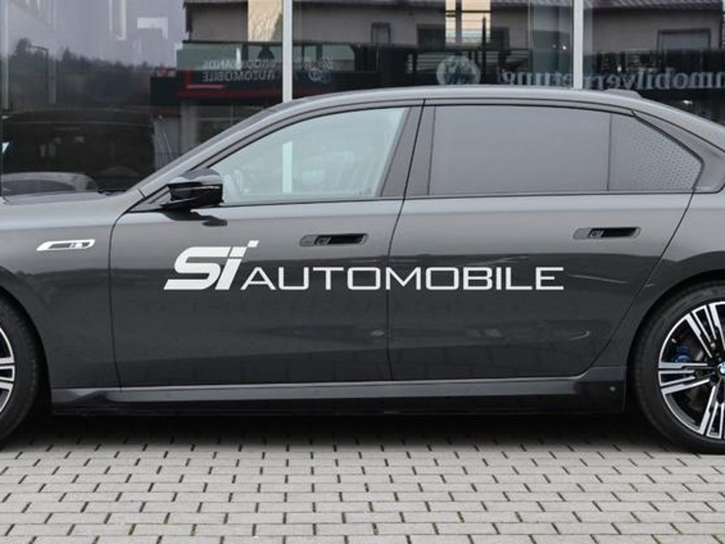 BMW i7