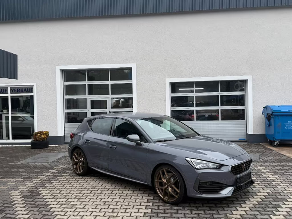 Cupra Leon ACC AppleCar Beats Autom Kam