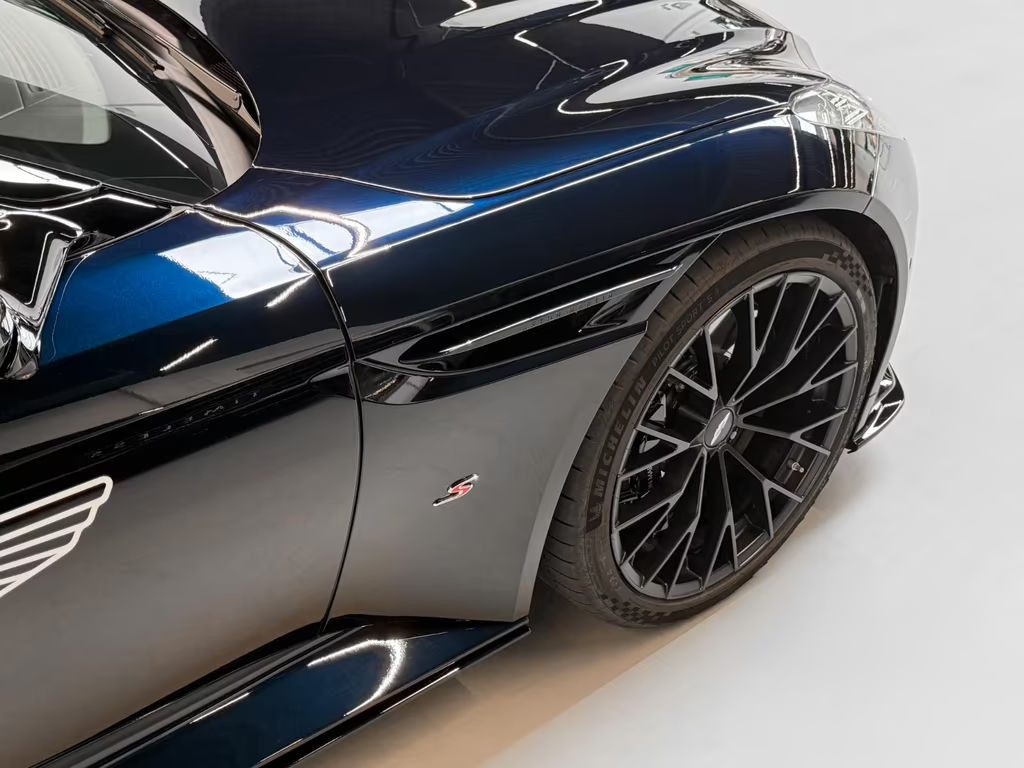 Aston Martin DB12