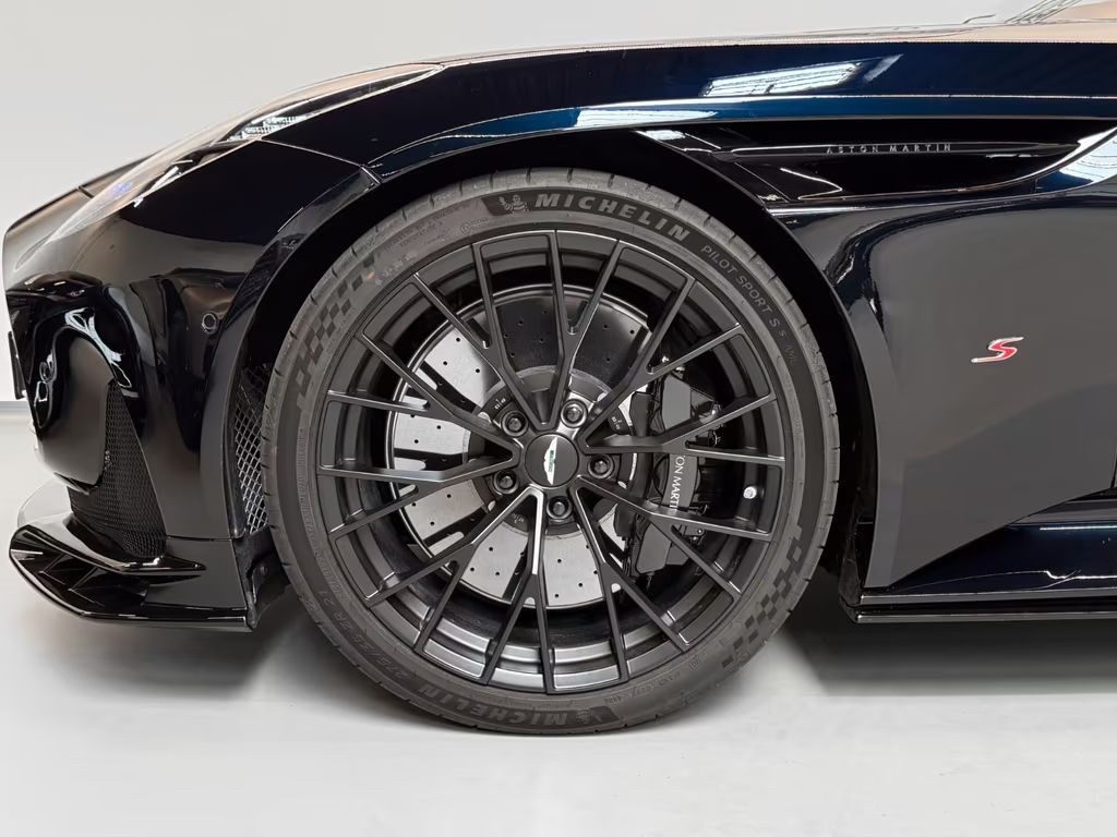 Aston Martin DB12