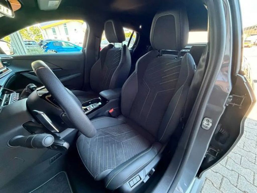 Peugeot e-208