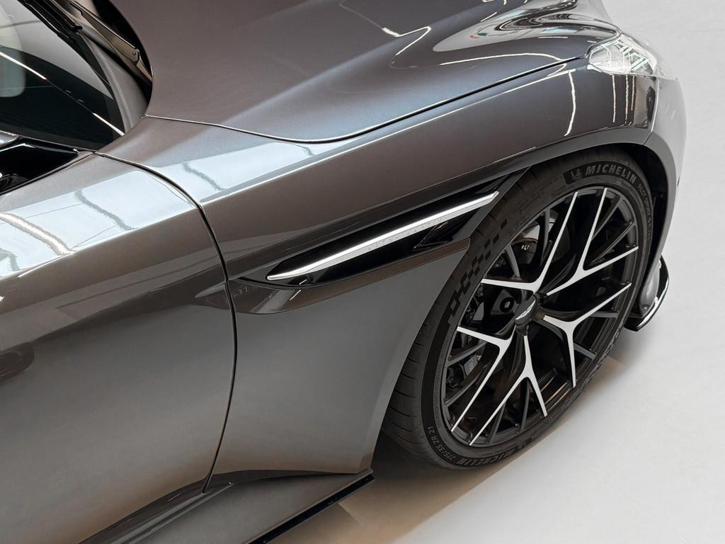 Aston Martin DB12