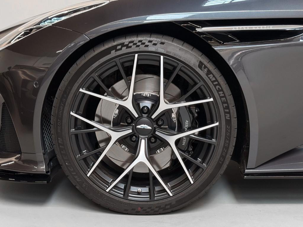 Aston Martin DB12