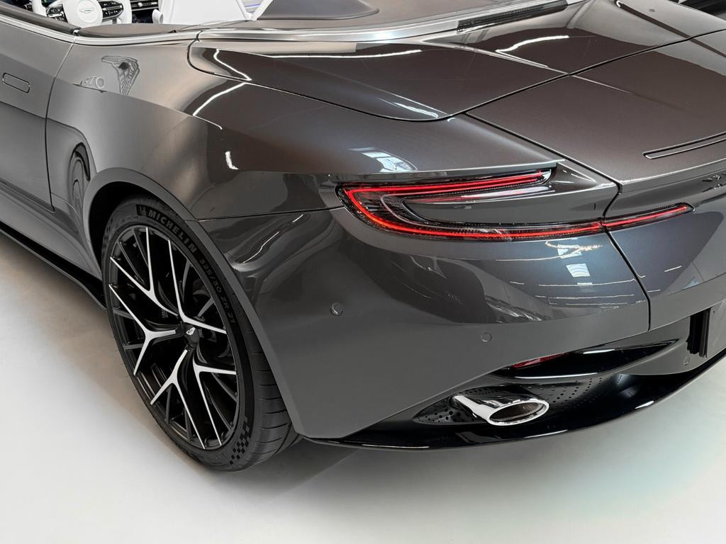 Aston Martin DB12