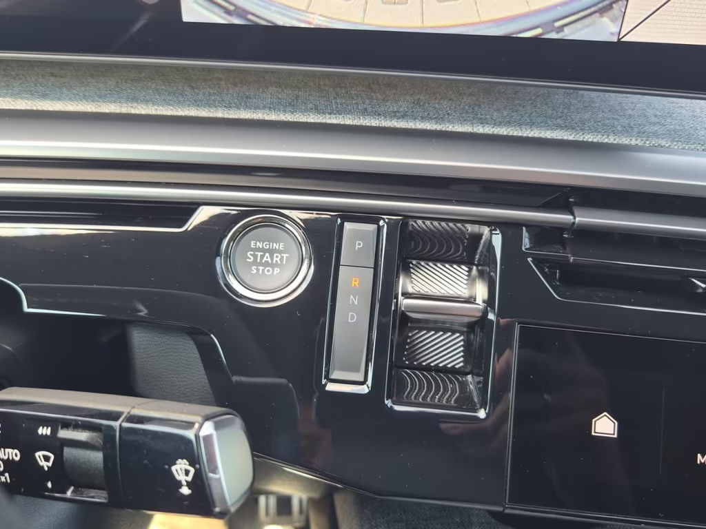 Peugeot E-3008