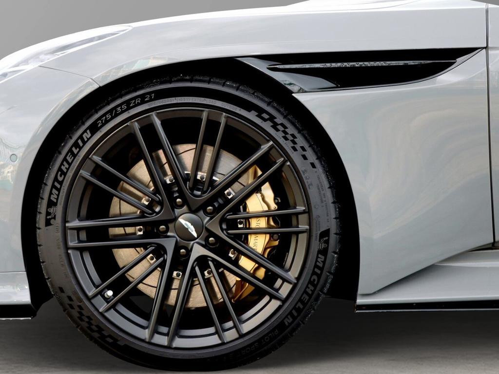 Aston Martin DB12