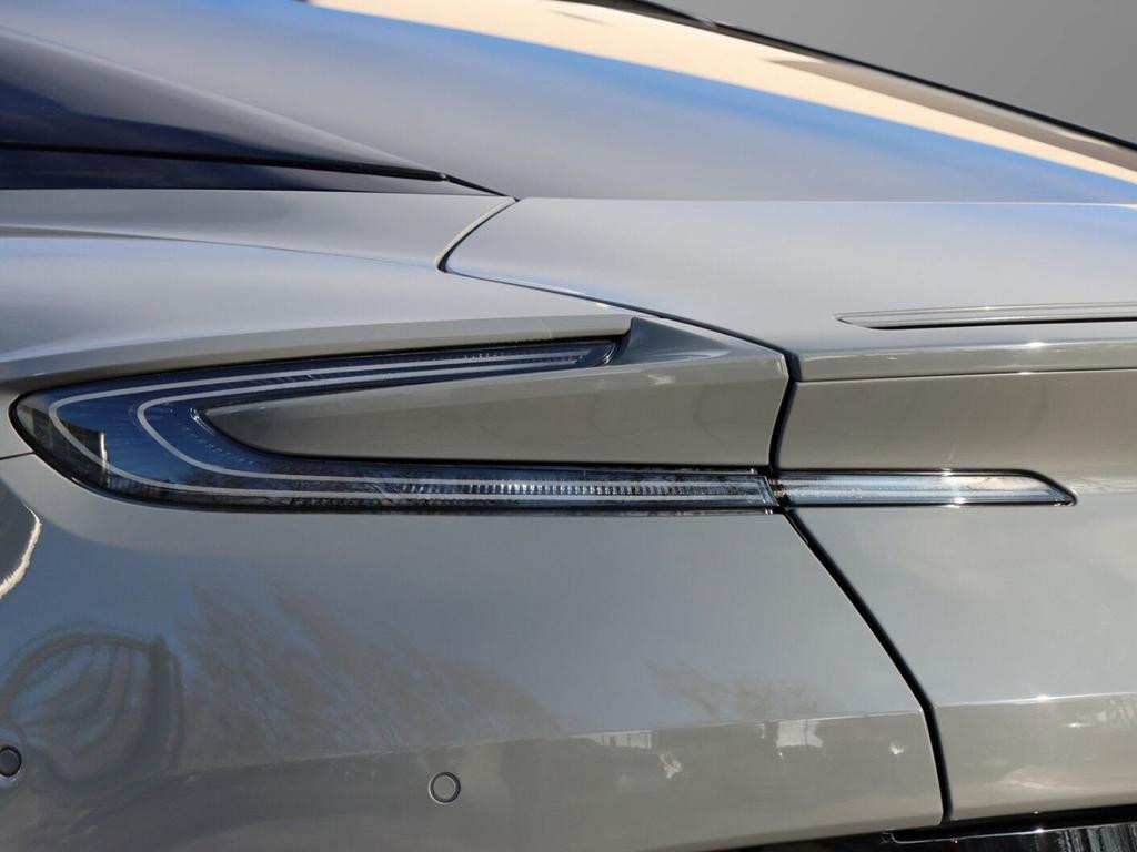 Aston Martin DB12