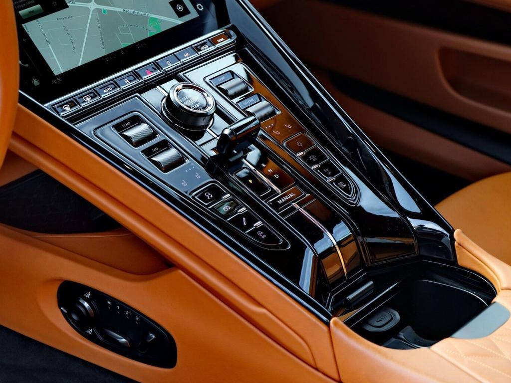 Aston Martin DB12
