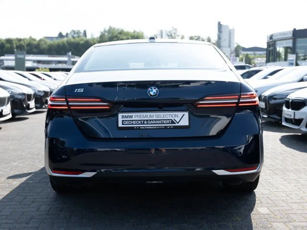 BMW i5