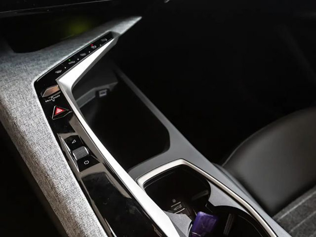 Peugeot E-5008