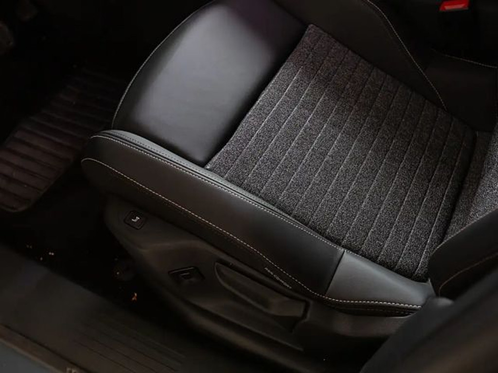 Peugeot E-5008