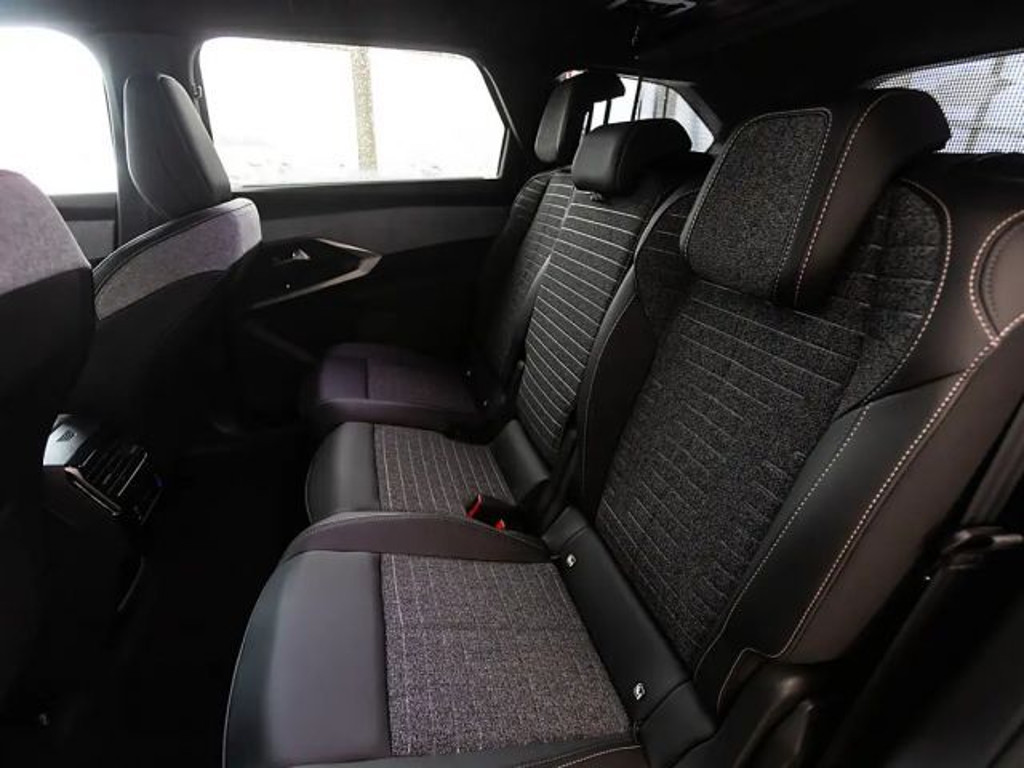 Peugeot E-5008