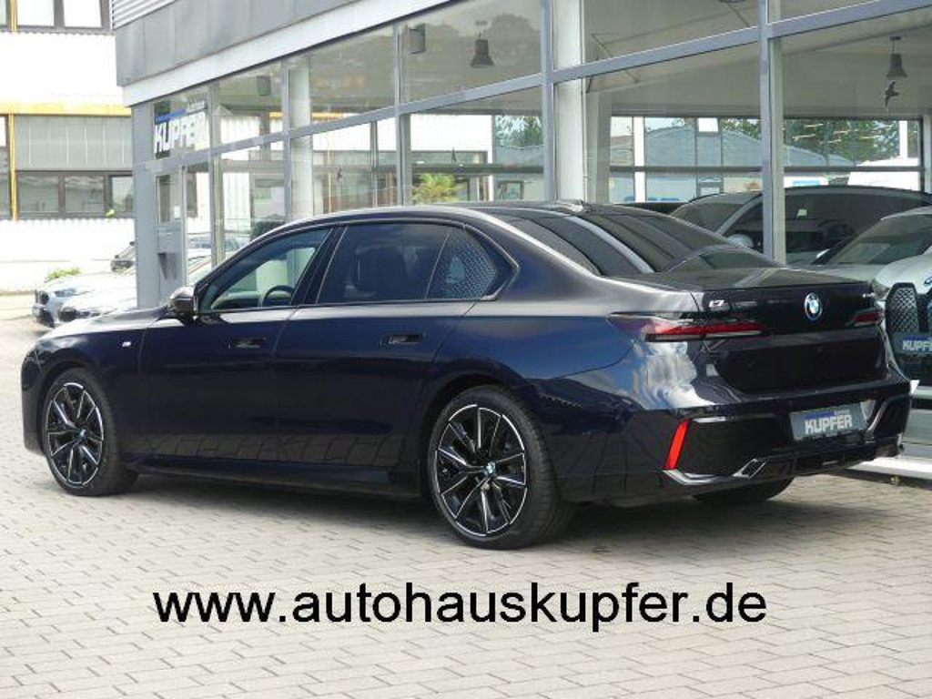 BMW i7