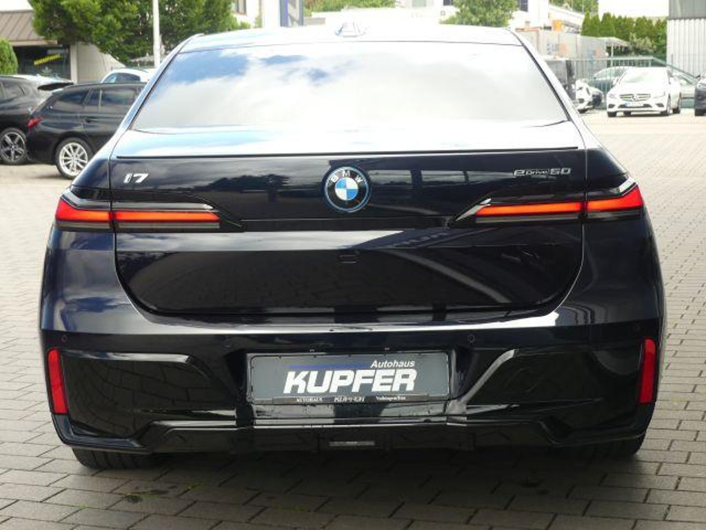 BMW i7