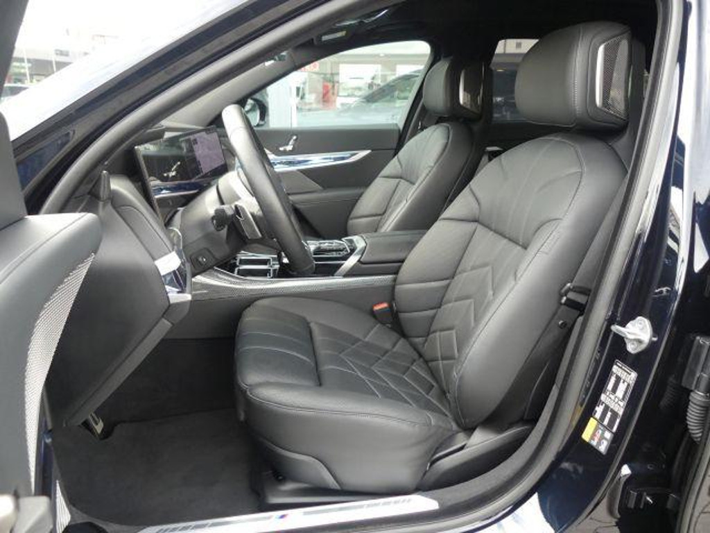 BMW i7