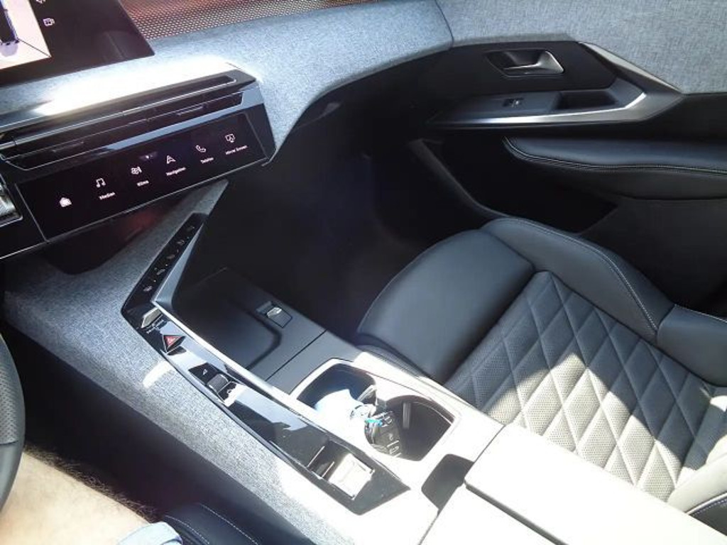 Peugeot E-3008