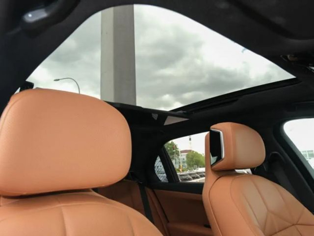 BMW i7