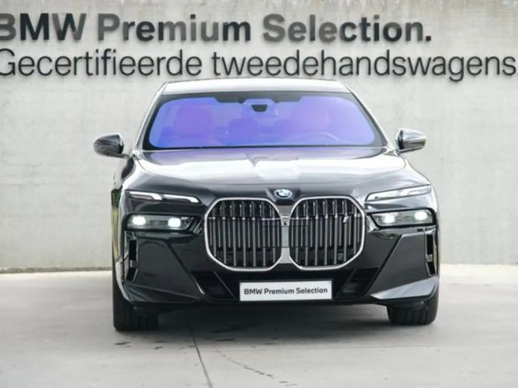 BMW i7