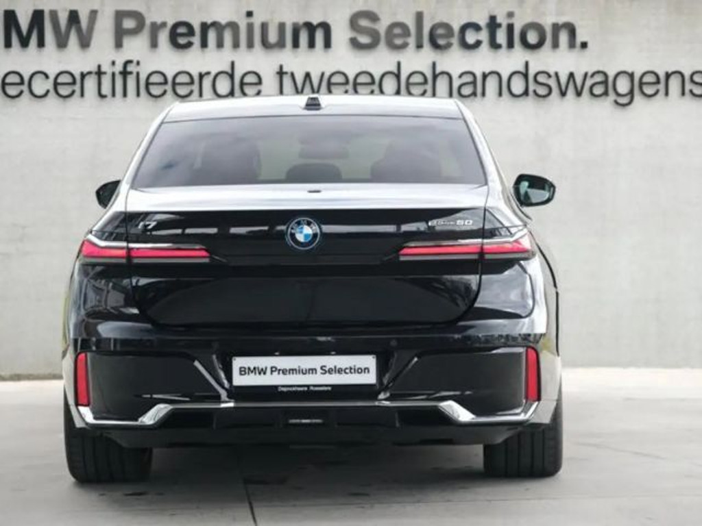 BMW i7