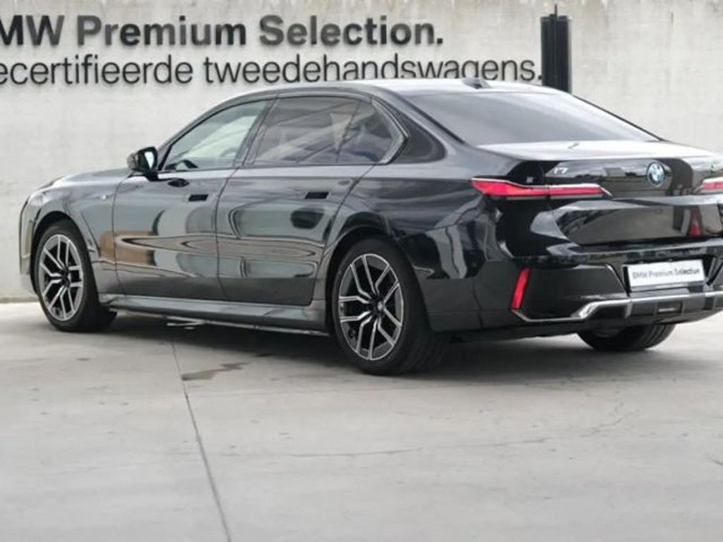 BMW i7