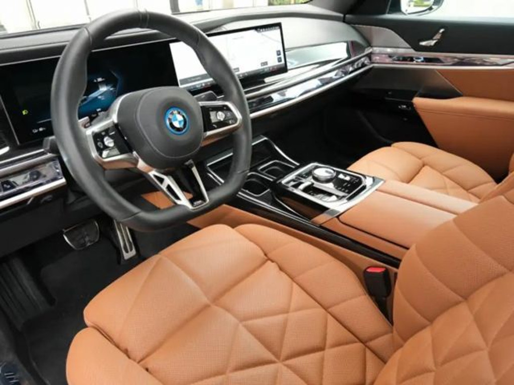 BMW i7
