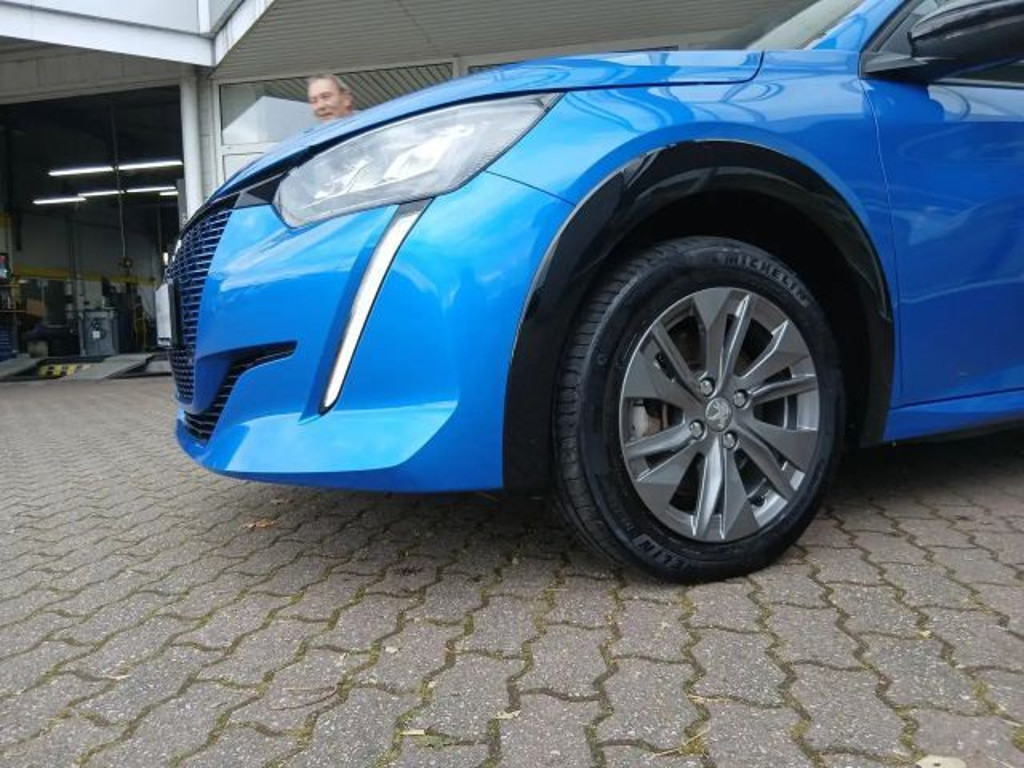 Peugeot e-208