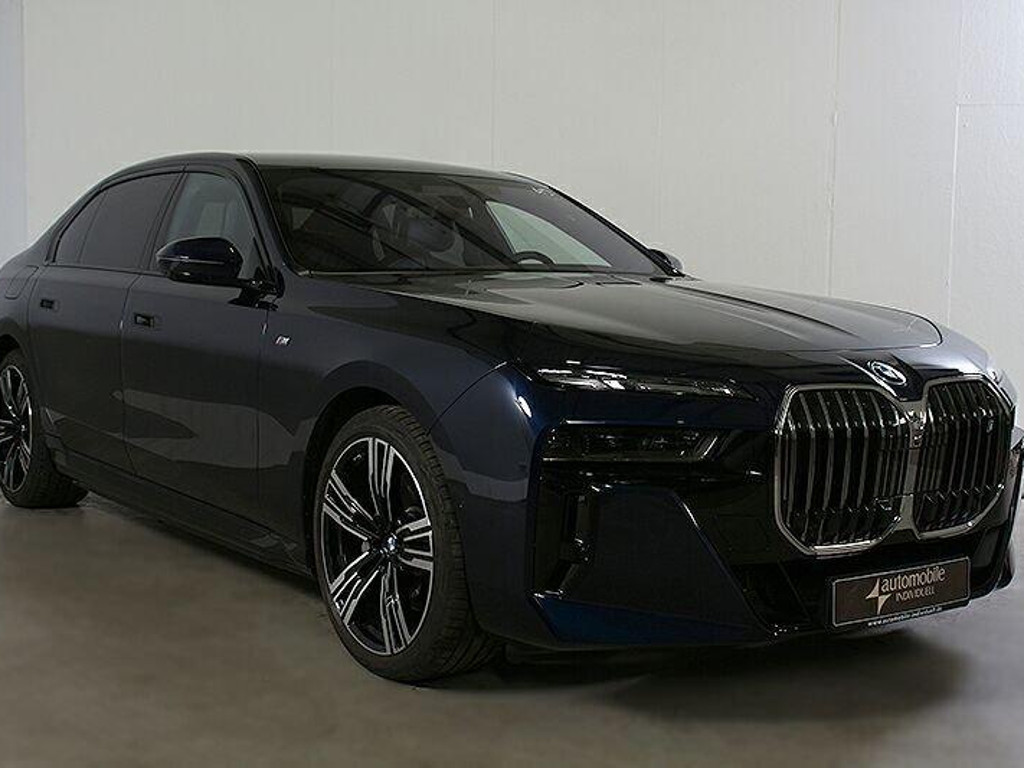 BMW i7