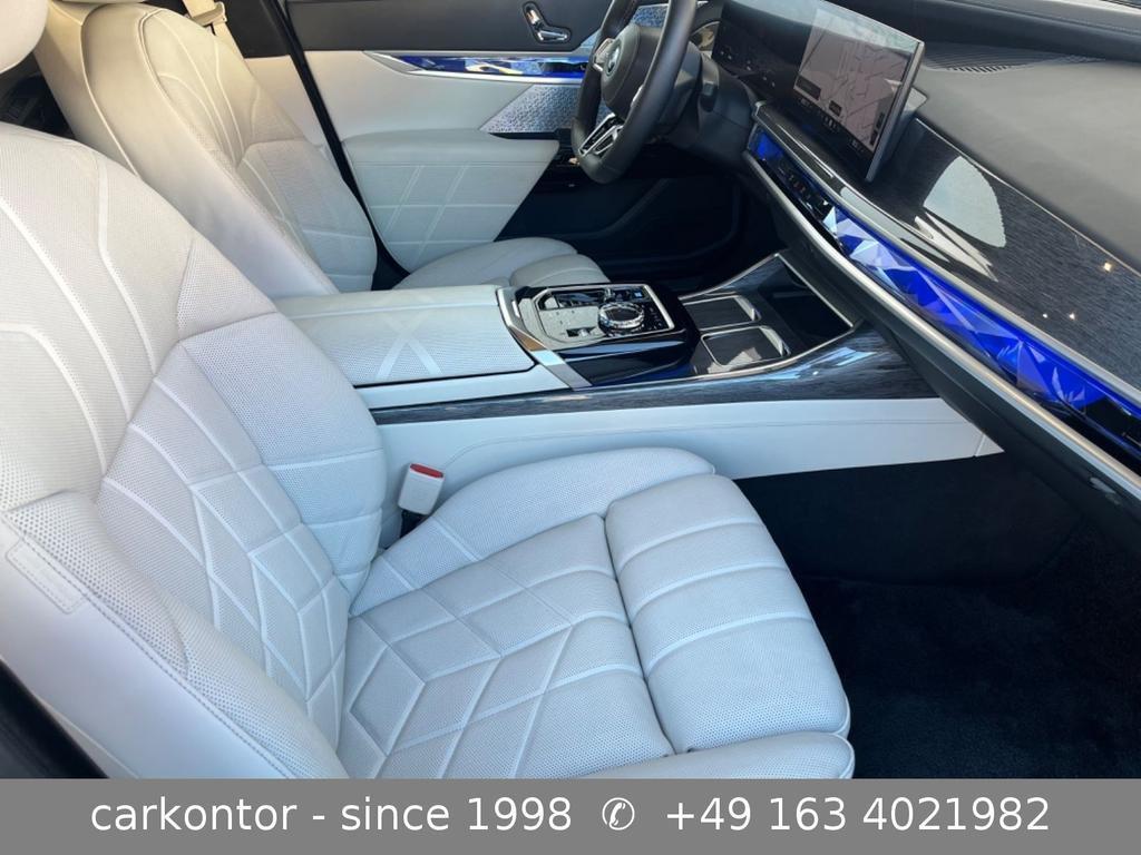BMW i7