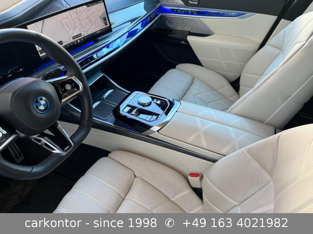 BMW i7
