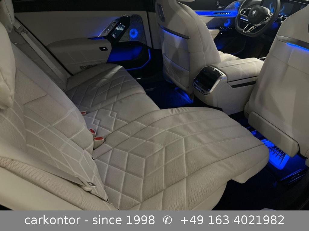 BMW i7