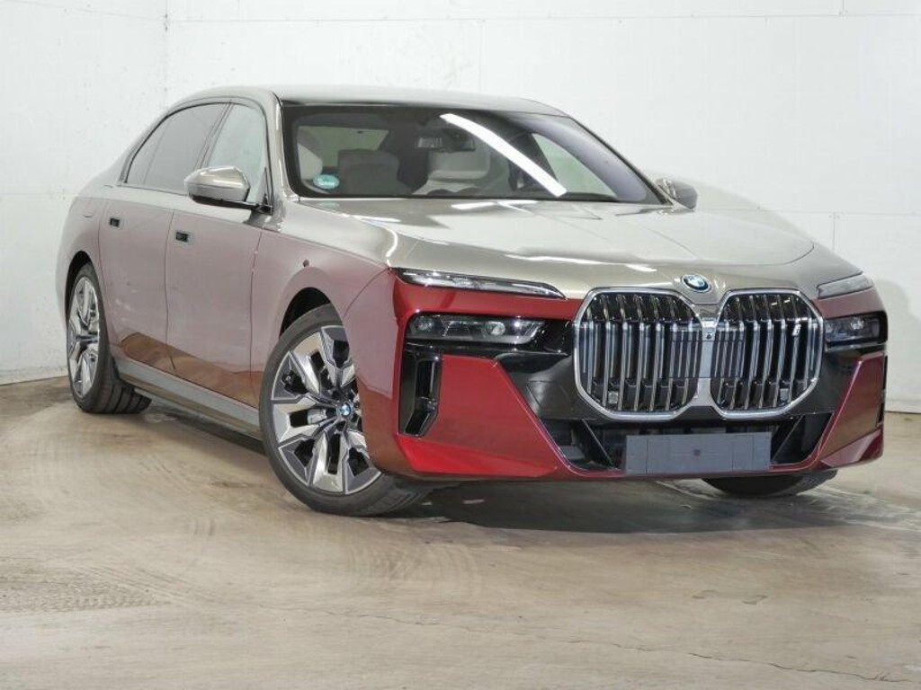 BMW i7