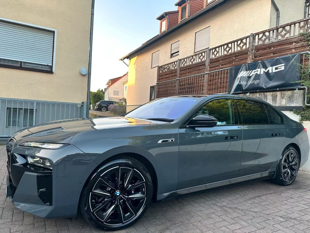 BMW i7
