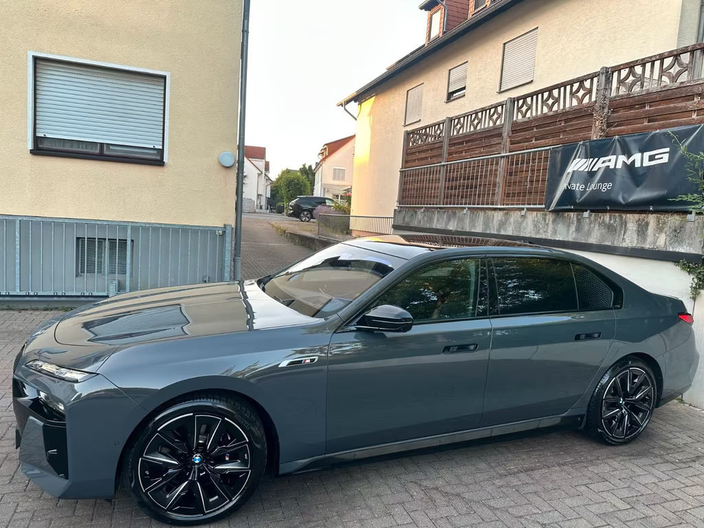 BMW i7