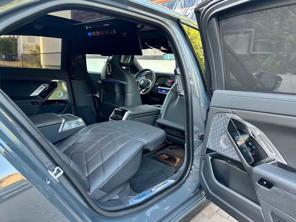 BMW i7